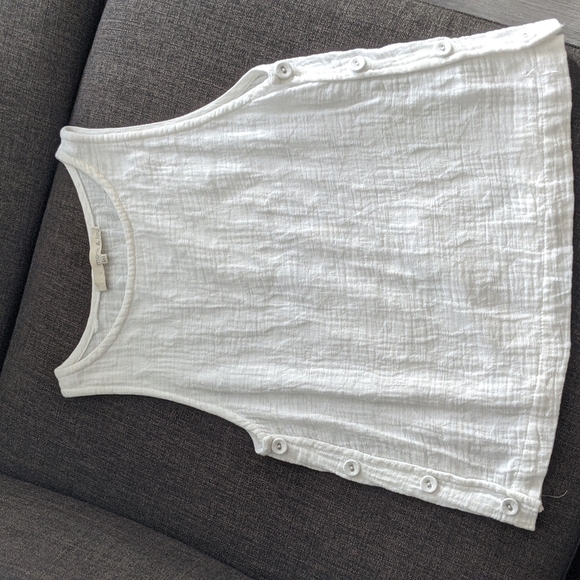 Sleeveless top - Picture 1 of 1